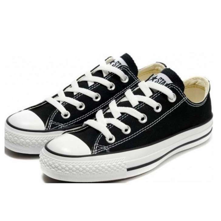 Converse negras sales bajas